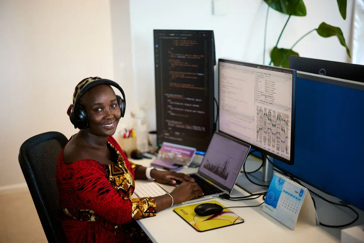 Ruth Nanjala working at a bioinformatics workstation
